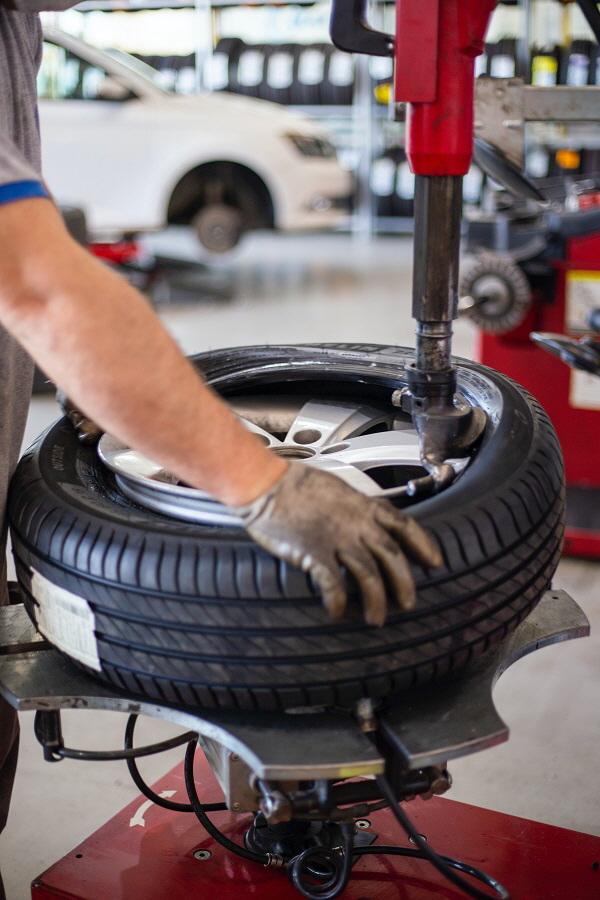 Reifenservice Reifen Autoglas RIEDL.Insgesamt sind unsere Continental Reifen die perfekte Wahl fr jeden Autofahrer, der auf der Suche nach Qualitt, Zuverlssigkeit und Umweltfreundlichkeit ist. Probieren Sie sie aus und erleben Sie selbst, warum sie zu den besten Reifen auf dem Markt gehren.